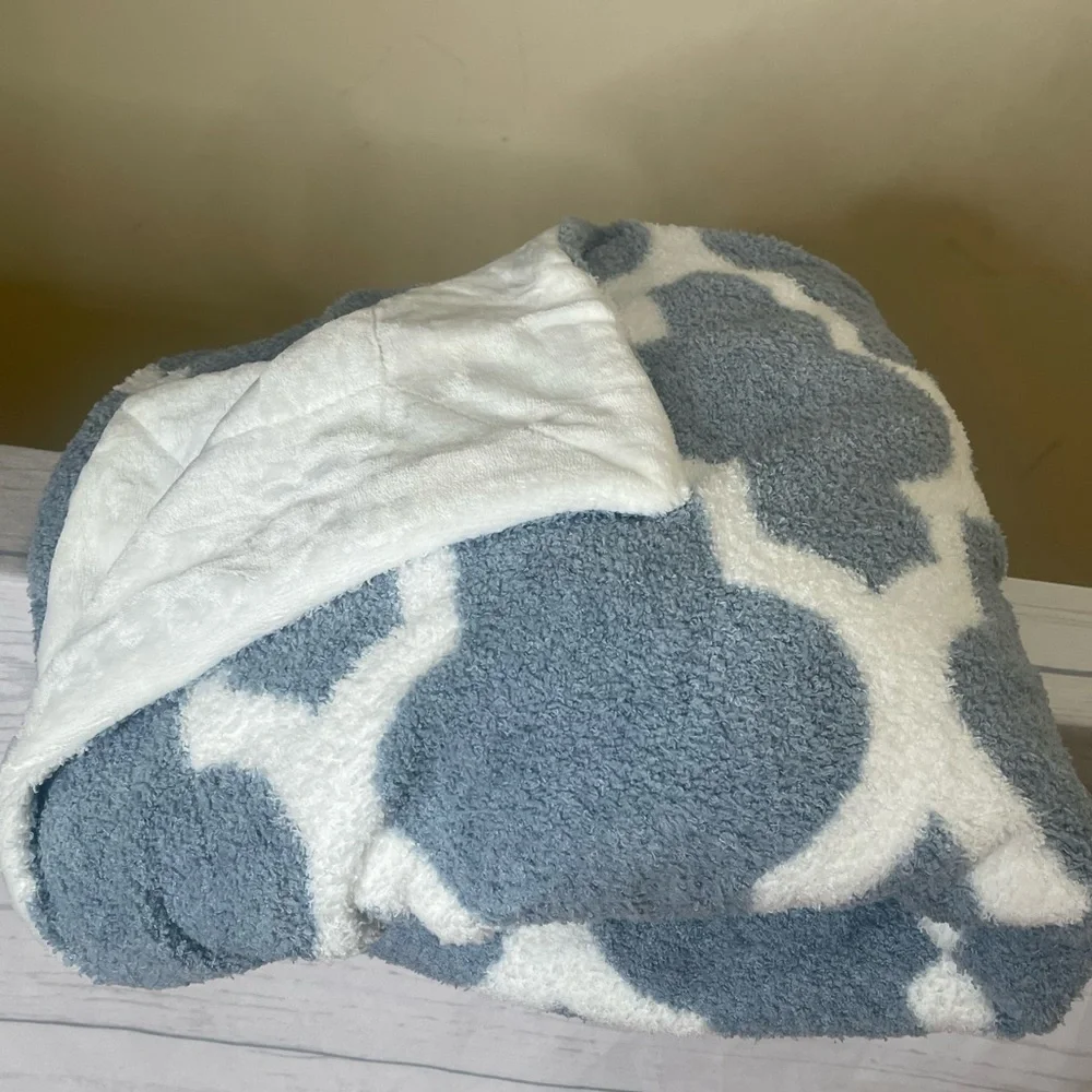 Berkshire Blue and White Throw Blanket